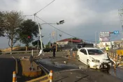 影/台中外埔驚悚車禍！轎車自撞號誌桿　大貨車也遭殃