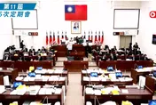 新竹市議會史上第一次！民進黨團霸佔主席台癱瘓議事　藍綠爆衝突
