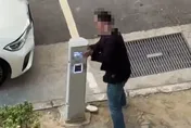 影/台南55歲男失控！搖斷智慧停車柱、地磚砸臉　警消速送醫