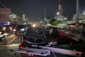 影/林園台17伸縮縫施工　車撞護欄陷坑駕駛受傷