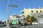 影/台中霧峰公車爆胎衝分隔島再逆撞拖吊車　3傷