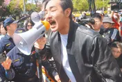 香港人怒了！轟八炯造謠「大火只派1輛消防車」本人死不認錯遭抓包偷剪片