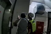 2男深夜受困電梯　內埔警用「L型破壞器」破門救出