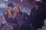影/國道恐怖攻擊！狂男持大鐵鎚「狂奔追打」還襲警