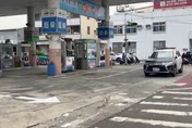 影/差點變焦屍！台南加油站管線破「當場噴油洗車」