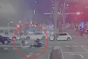 影/新莊警鳴笛騎車趕現場　路口擦撞機車2人慘摔受傷