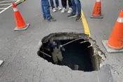 影/新莊復興路一段驚見「2公尺深天坑」　路基全掏空
