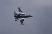 影/美軍F-16C戰機執行訓練任務驚傳墜毀　飛行員成功彈射逃生