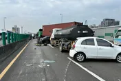 國10鼎金系統路段連環車禍　7車相撞慘況曝光