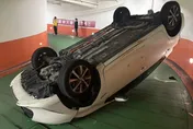 影/傻眼貓咪！桃園女租車「一路滾下車道」4輪朝天