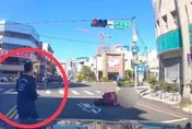 血糖太低！外送女「連人帶車倒路中」　警見狀秒衝救命
