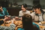 片場暖舉曝！邵雨薇被爆愛玩紓壓小玩具　陳昱廷誇她：理性又自律