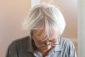 「乳鐵蛋白胜肽」活化黑色素細胞　頭髮由白轉黑！