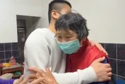 鹹粥嬤金孫今回家！祖孫相擁而泣　他坦言：不敢再出國了