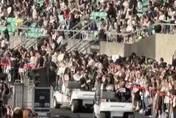 AAA亂象！粉絲搶看紅毯不回座　韓星「太陽底下罰站」超尷尬