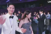 IU、朴寶劍牽手領CP獎甜翻！AAA現場對唱名曲粉絲感動