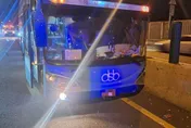 台64線中和段遊覽車高速自撞波及1車　駕駛疑恍神肇事受傷