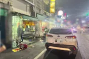 影/屏東內埔51歲男尋仇「開車撞進雞排店」　2人重傷