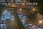 國1內湖段2車碰撞！ 返鄉收假「塞爆」釀1傷送醫