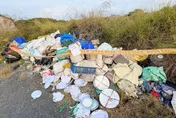 佳冬公墓遭垃圾淹沒！警方環保局火速破案　最高恐罰1500萬