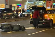 北市捷運中山站外汽機車碰撞車禍　巨大聲響嚇壞路人
