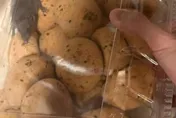 噁！陸知名美式賣場驚爆食安疑慮　麵包盒裡竟出現「活生生米奇」