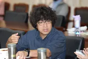 沈伯洋嗆問「沒服兵役的人不能保衛國家」？遭後備軍人打腫臉