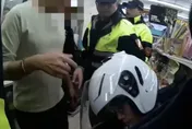 影/艋舺青山宮暗訪首夜爆衝突　醉男超商內失控遭警管束