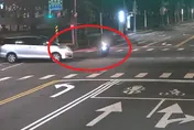 駕照被吊銷還上路！闖紅燈撞噴騎士　警到場揪出她也無照