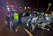 轎車打滑故障停國3中線車道　廂型車煞車不及追撞4人傷