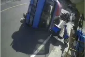 影/屏東水泥預拌車「當街慘翻」！壓毀3車驚悚瞬間曝光