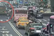 影/北市公館圓環公車撞機車　騎士慘摔受傷