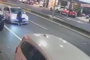 影/知名酒吧前長裙女衝馬路「2度離譜碰瓷」　身分曝光