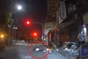 影/聚餐喝酒！台中泥醉男大字趴車道險遭輾　超驚險