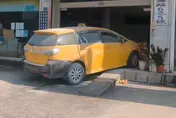 影/遭拒保收車牌！高雄運將怒撞車行「車內縱火」命危