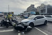 影/高雄女駕車搶快左轉未禮讓遭撞飛！待轉區4機車6人急送醫