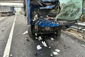 國10小貨車輾壓掉落帆布自撞　3車連環撞「車頭全毀」