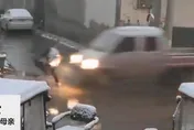 影/剛下校車！陸男童過馬路遭車「撞飛」　驚悚瞬間曝光