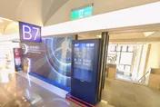 悚！返國遊客被展示櫃玻璃砸傷腰　保全冷回：可跟桃機反應