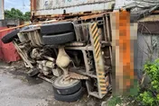 新北鶯歌砂石車翻車衝撞貨櫃　疑剎車失靈釀禍