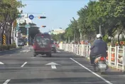 影/嘉義人行道改善工程　女騎士自撞護欄翻滾