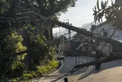 影/新北三峽停電！大車「勾到電線」釀電桿傾倒釀災　1人送醫