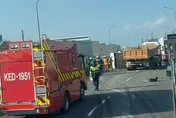 影/西濱蘆竹大追撞！小車慘遭砂石車「夾殺內線」搶救中