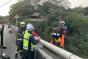 影/苗栗自小客車翻落老田寮橋下！　48歲女左手臂脫臼