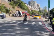 新北汐止吊車施工不慎翻覆　橫躺車道癱瘓交通