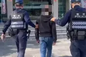 影/高雄醉男廟會襲警！脫球鞋狠砸所長
