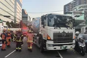 新店水泥預拌車擦撞機車　女騎士遭輾當場死亡