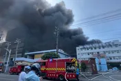 影/高雄大發工業區塑膠廠大火　濃煙竄天鄰廠急疏散員工