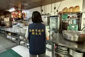 影/高雄某餐廳驚傳「11人食物中毒」　衛生局急採檢體送驗