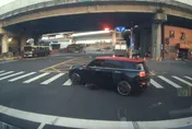 太夭壽！新北惡駕駛輾小狗「車底滾一圈」　心碎畫面曝